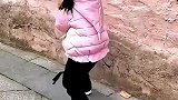 小女孩模仿石壁上的功夫姿势，传说中万里挑一的武学奇才