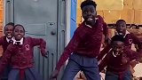 乌干达的一群孩子们在编排精彩的舞蹈