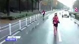 骑车小哥，你把全场焦点抢完了