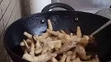 凤爪怎么炒？快来看看吧，香辣软糯，又有嚼劲，巴适得很