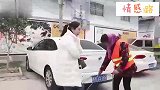 环卫工扫到女白领的鞋，被讹20000块钱，一个电话立马求饶