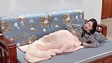 头一眼以为是双人床，美女这一操作我愣了，设计师真是个人才！