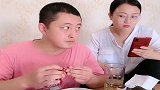 美女抽了一张纸巾，可把帅哥吓坏了，最后反应真逗！