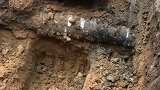 挖掘机师傅摊上大事了，让他挖管道不是让他挖断管道，这可怎么办