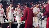 现场实拍赛后胡明轩与队友们击掌庆祝胜利