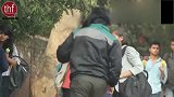 戴着僵尸面具吓唬路人,路人被吓得转身就跑,真搞笑