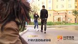 乞丐找美女乞讨被嫌弃，美女遇到困难，却是乞丐帮了她