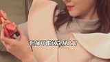 郁可唯裹白色毛绒外套搭阔腿裤，口罩遮面，保暖又清新