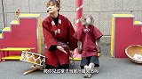 猴子把小女孩当自己孩子，寸步不离还抱着小女孩，太搞笑了