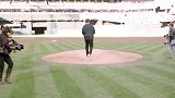 篮球-17年-走路带风的北京爷们 克莱为MLB奥克兰运动家开球-新闻