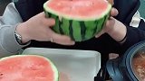一个视频吃完西瓜？网友：除非我亲眼所见，否则我不会信的