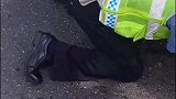 交警跪地上救下一只小猫咪，小心翼翼的样子太暖啦
