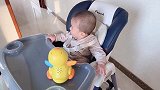 5个月小宝宝在玩小鸭子，没想到小鸭子不听宝宝的话，宝宝气哭了
