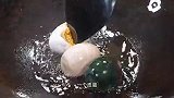 锅里油热放入两个咸鸭蛋，捣碎后做出来的汤真的太鲜了，赶紧做起