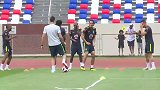 训练快速出球和反应能力 巴西队员超小抢圈一脚出球