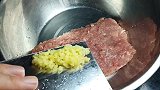 调韭菜肉馅饺子，大厨教你一招，韭菜翠绿不出水