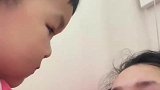 妈妈躲在床上哭泣，孩子的温暖问候