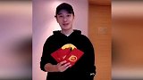 黄晓明给同事发红包 封面细节透露与baby情未变