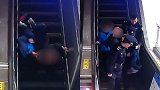 老母亲和残疾儿子乘电梯摔倒翻滚一周 辅警冲上电梯将其抱下