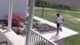 美国：有趣的灵魂！一快递小哥在顾客门前玩“跳房子”