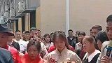男子突然将伴娘抱起，亲友见状上前劝阻