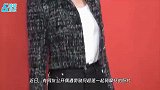 何超莲紧搂窦骁同骑摩的，窦骁牵手女友漫步，俯身说话甜度爆表