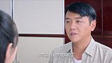 女子看哥哥为筹钱的事苦恼 拿自己的钱借他