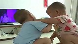 双胞胎兄弟打架，弟弟一招就把哥哥打哭，亲妈都看不下去！