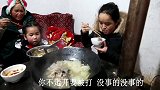 苗大姐田野摘菜，煮一锅不懂的人以为猪食，她去吃得很香(1)