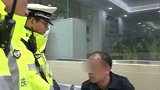 男子酒驾被查用头猛撞铁门 大喊死也要见我娘