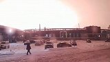 俄罗斯一工厂突发爆炸 事发瞬间被拍下：火光照亮夜空宛如白昼