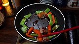 扁豆怎么做好吃，简单又好吃的扁豆炒鸡翅，超级开胃