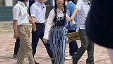 村花虞书欣 的夏天和冬天，夏天穿红鞋、冬天穿蓝鞋，潮流穿搭不可少。却始终逃不开要下地干活的命运！哈哈哈哈哈