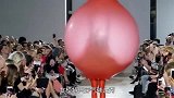 美女模特穿“气球”走秀，气球却意外漏气，下一秒全场男士沸腾了