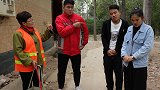 小伙当街羞辱环卫工，没想到却惹了不该惹的人，很快报应来了