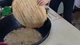 农村大姐用大锅煮饺子，这样捞饺子的，还是第一次见