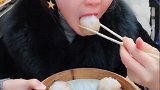 有虾有肉的水晶虾饺，小姐姐夹起一个就放进了嘴里，看着真过瘾