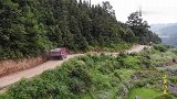 大货车满载货物跑山路，真是太费油了，对车磨损太大，司机真舍得