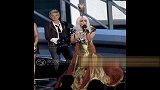 LadyGaGa无悬念横扫八奖女王装扮霸气登场-9月14日