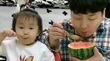 小萝莉和爸爸边吃西瓜边聊天，结果小萝莉一句话戳中爸爸的笑点