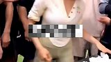 50斤的金条，大妹子两只手都拿不起来