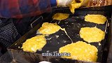 大叔街头卖“传奇”小吃，一份8元抢着买，白领：扣钱也等！