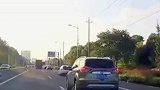 大姐不打转向灯变道，小伙直接来个美式截停