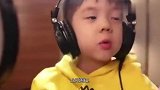 嗯哼在家玩玩具，突然小泡芙来家里做客，嗯哼反应实在太逗了！