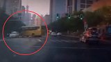 旅游客车失控逆行连撞4车 女孩从小车天窗爬出赶去上学