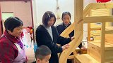 农村王四幺乖跟圆圆的新床拉回来了，开心得不得了，妹妹来家里耍