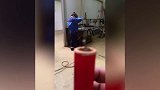 这也太狠了吧，竟然拿着炮仗吓工友？认真的！