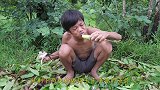 哥哥野外烹饪“毛鸭蛋”，不料却被弟弟偷吃，一口一个太过瘾了！