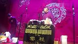 孙九香一个人在说相声，秦霄贤在玩粉丝送的礼物，还吓了一跳！