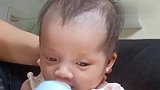 小宝宝喝奶的时候好乖，呆萌的表情好萌，简直太可爱了！